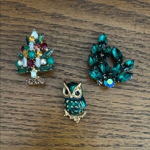 Elegant Green and Gold Brooch Set